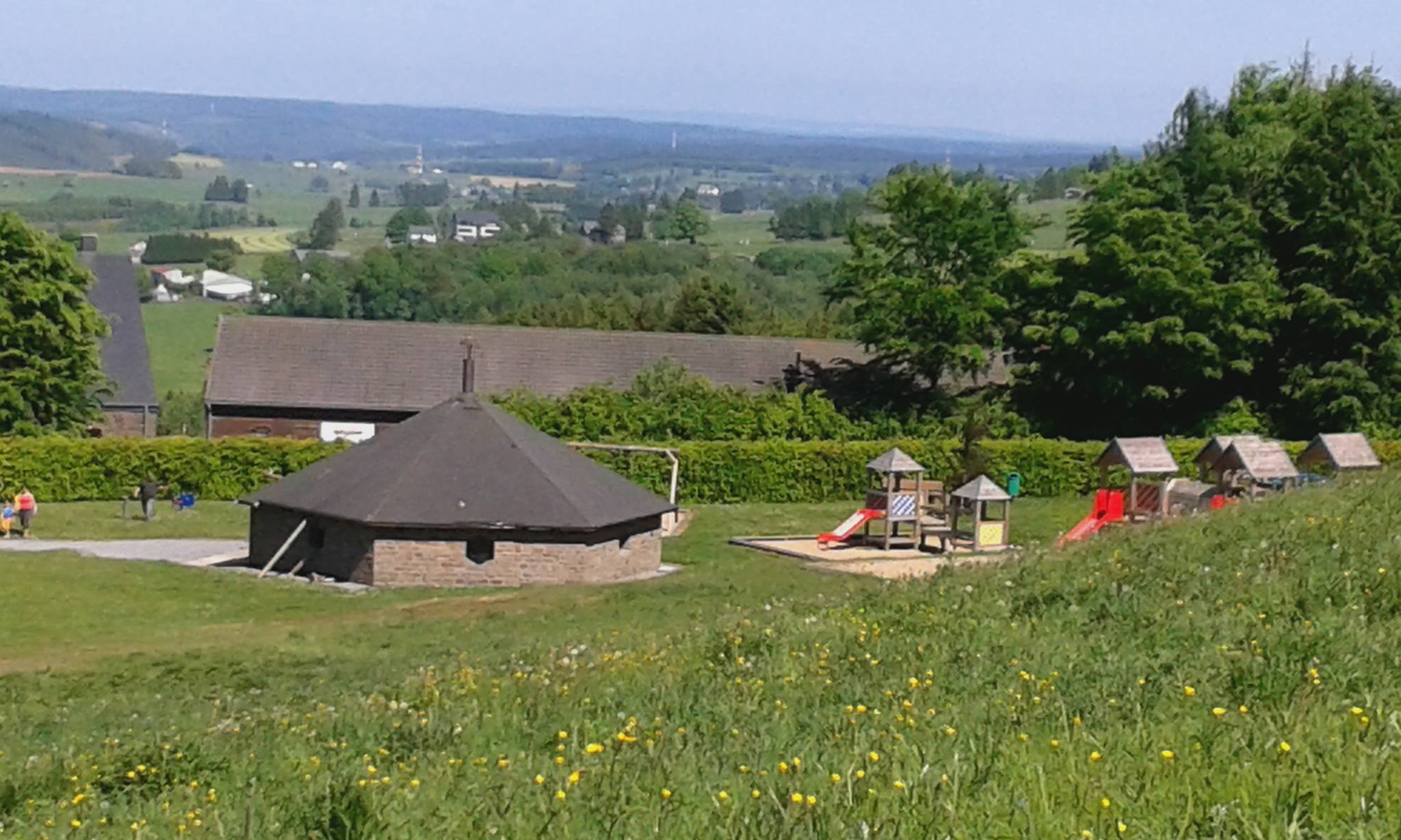 Barbecue et plaine de jeux de la Station