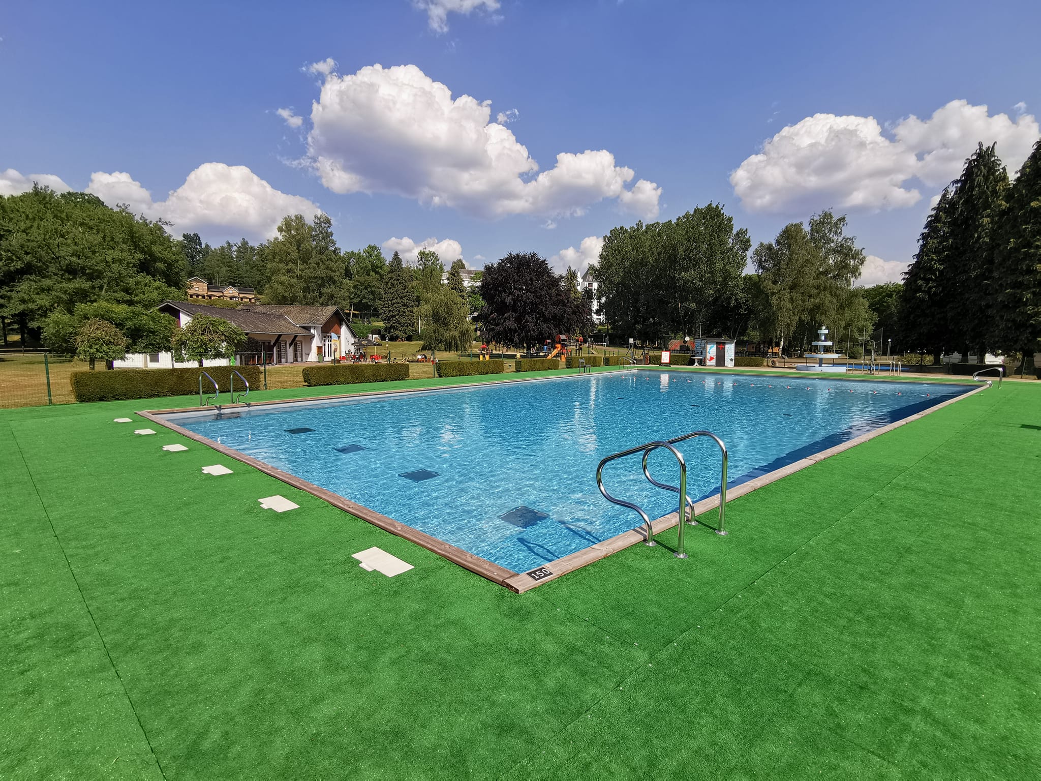 Piscine en plein air du camping « Les Neufs Prés »